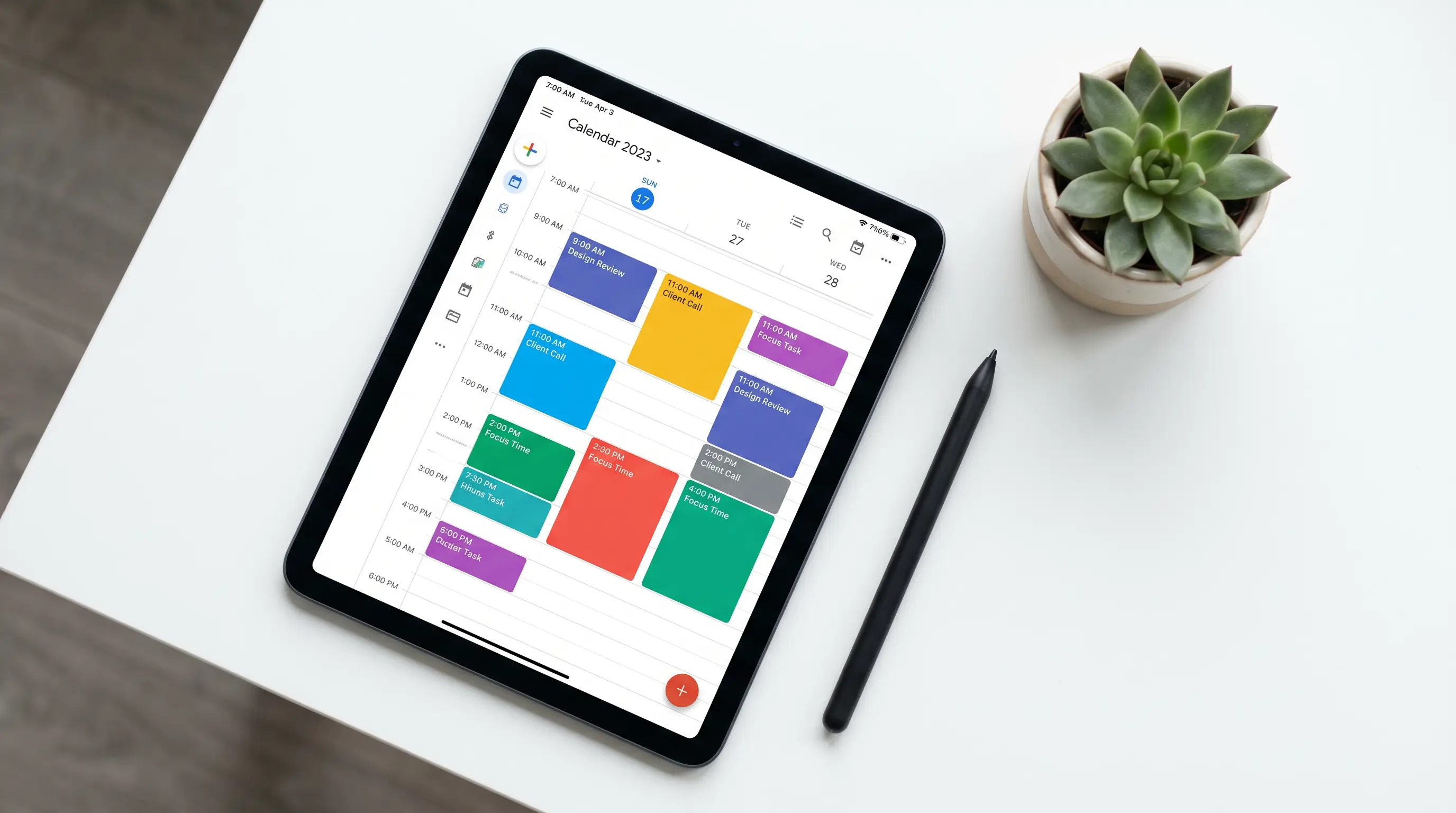 Tablet com agenda digital organizada por blocos de cor numa secretaria