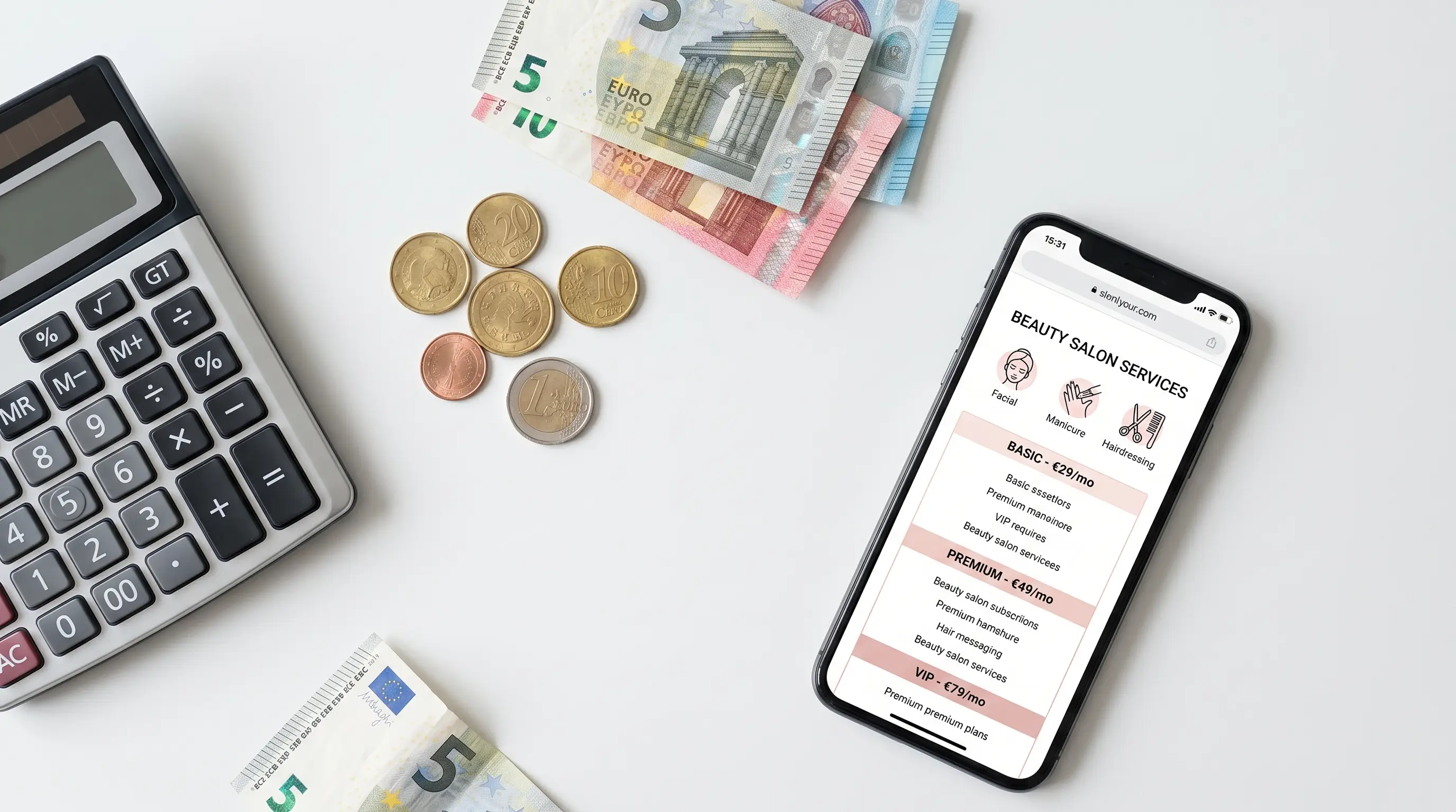 Calculadora e moedas com smartphone a mostrar planos de subscricao